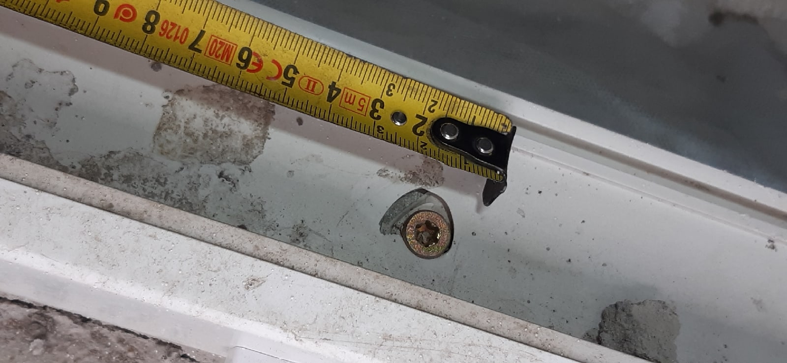 Окалина и загрязнения на стекле рядом с оконной рамой при осмотре