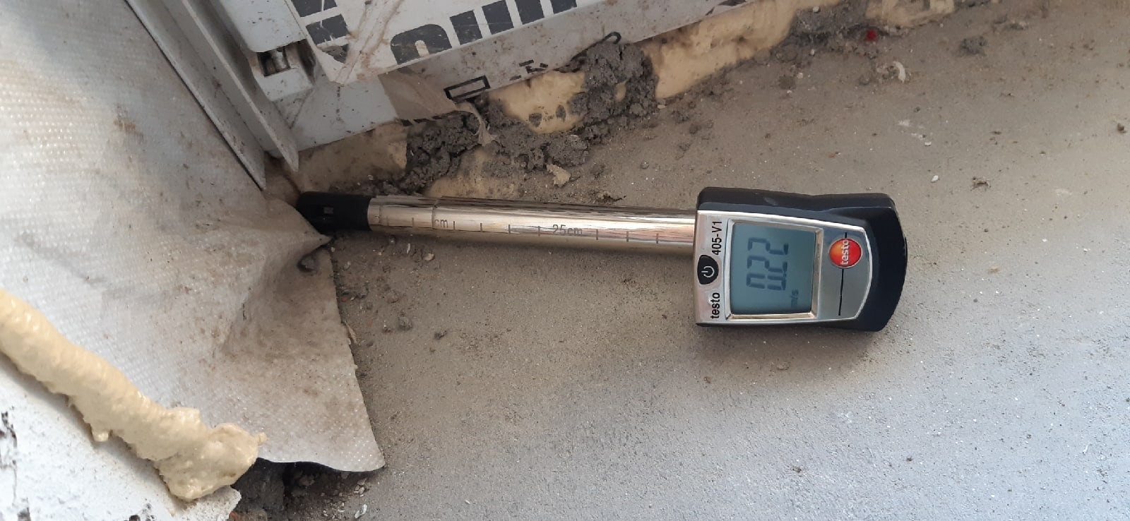Измерение влажности строительной конструкции возле окна в кладовке
